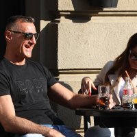 Stipe Drviš u društvu atraktivne brinete na Cvjetnom trgu