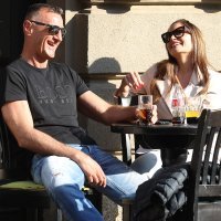 Stipe Drviš u društvu atraktivne brinete na Cvjetnom trgu