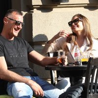 Stipe Drviš u društvu atraktivne brinete na Cvjetnom trgu