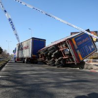 U Buzinu se prevrnuo kamion s prikolicom