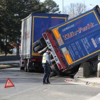 U Buzinu se prevrnuo kamion s prikolicom