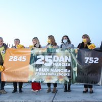 Zagreb: Fontane na Sveučilišnoj livadi osvjetljene povodom Dana narcisa