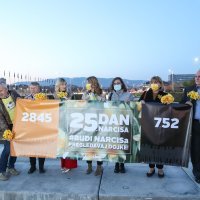 Zagreb: Fontane na Sveučilišnoj livadi osvjetljene povodom Dana narcisa