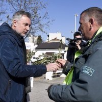 Miroslav Škoro dijelio maslinove grančice na Trešnjevačkom trgu