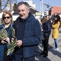 Miroslav Škoro dijelio maslinove grančice na Trešnjevačkom trgu