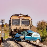 Vlak naletio na automobil, jedna osoba poginula