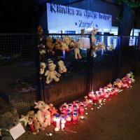 Građani se opraštaju od djevojčice pred bolnicom u Klaićevoj