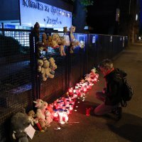 Građani se opraštaju od djevojčice pred bolnicom u Klaićevoj