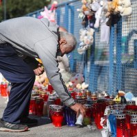 Građani pale svijeće ispred bolnice u Klaićevoj