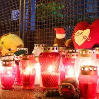 Građani ispred Klaićeve u Zagrebu ostavljaju plišane igračke i pale svijeće za preminulu djevojčicu