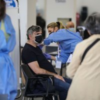 Velike gužve za cijepljenje protiv covida-19 na Zagrebačkom velesajmu