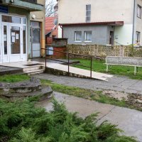 Dvojica muškaraca traktorom srušili partizanski spomenik u Komletincima