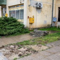 Dvojica muškaraca traktorom srušili partizanski spomenik u Komletincima