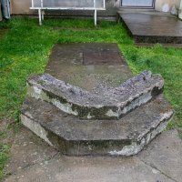 Dvojica muškaraca traktorom srušili partizanski spomenik u Komletincima