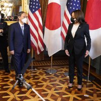 Yoshihide Suga i Kamala Harris