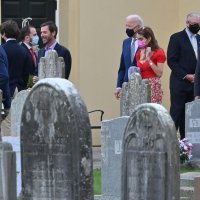 Joe i Jill Biden na krizmi unuka Huntera