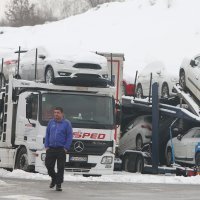 Zarobljeni kamioni čekaju da se otvore ceste prema moru (1)