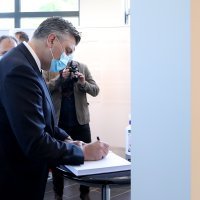 Andrej Plenković uz Veljka Kajtazija posjetio Romski Memorijalni centar Uštica