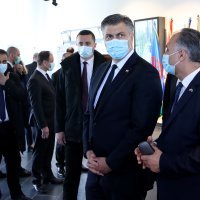 Andrej Plenković uz Veljka Kajtazija posjetio Romski Memorijalni centar Uštica