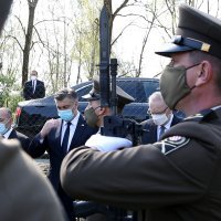 Andrej Plenković uz Veljka Kajtazija posjetio Romski Memorijalni centar Uštica