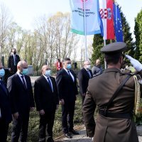 Andrej Plenković uz Veljka Kajtazija posjetio Romski Memorijalni centar Uštica