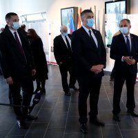 Andrej Plenković uz Veljka Kajtazija posjetio Romski Memorijalni centar Uštica