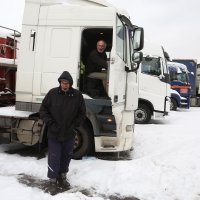 Zarobljeni kamioni čekaju da se otvore ceste prema moru (4)