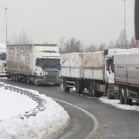 Zarobljeni kamioni čekaju da se otvore ceste prema moru (3)