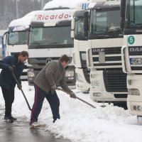 Zarobljeni kamioni čekaju da se otvore ceste prema moru (5)