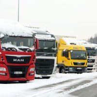 Zarobljeni kamioni čekaju da se otvore ceste prema moru (6)