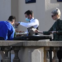 Rami Malek na terasi hotela Esplanada uživa u društvu djevojke Lucy Boynton