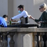 Rami Malek na terasi hotela Esplanada uživa u društvu djevojke Lucy Boynton