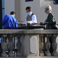 Rami Malek na terasi hotela Esplanada uživa u društvu djevojke Lucy Boynton