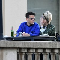 Rami Malek na terasi hotela Esplanada uživa u društvu djevojke Lucy Boynton