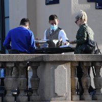 Rami Malek na terasi hotela Esplanada uživa u društvu djevojke Lucy Boynton