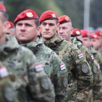 Predsjednik Milanović i ministar Banožić u Kninu na dodjeli crvenih beretki