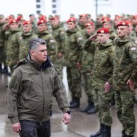 Predsjednik Milanović i ministar Banožić u Kninu na dodjeli crvenih beretki