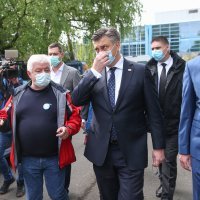 Andrej Plenković obišao paviljon na Velesajmu gdje se provodi masovno cijepljenje