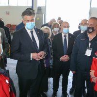 Andrej Plenković obišao paviljon na Velesajmu gdje se provodi masovno cijepljenje