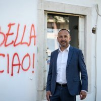 Osvanuo natpis 'Bella Ciao' na prostorijama Hrvatskih suverenista