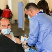 Ministar zdravstva Vili Beroš cijepio je građane na Zagrebačkom velesajmu