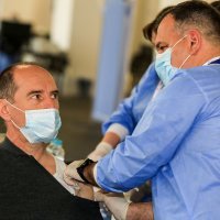 Ministar zdravstva Vili Beroš cijepio je građane na Zagrebačkom velesajmu