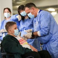 Ministar zdravstva Vili Beroš cijepio je građane na Zagrebačkom velesajmu