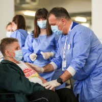 Ministar zdravstva Vili Beroš cijepio je građane na Zagrebačkom velesajmu