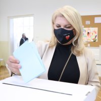 Vesna Škare Ožbolt na biralištu