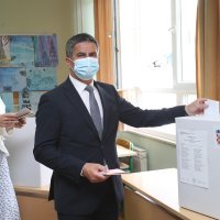 Vice Mihanović na biralištu