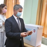 Vice Mihanović na biralištu