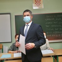 Vice Mihanović na biralištu