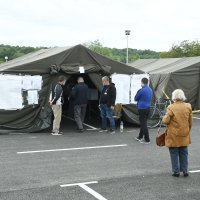 Glasovanje na lokalnim izborima u Petrinji organizirano u šatorima