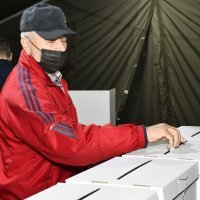 Glasovanje na lokalnim izborima u Petrinji organizirano u šatorima